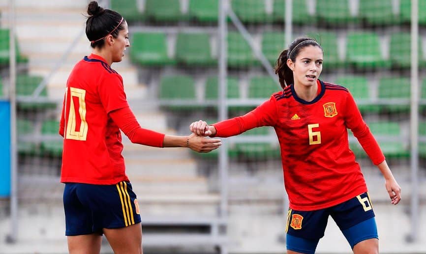 Aitana Bonmatí y Jenni Hermoso.
Fuente: www.sefutbol.com