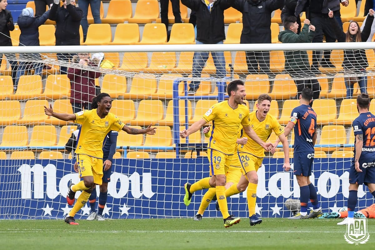 Jugadores y afición alfarera celebrando el único gol del partido.
Fuente: www.adalcorcon.com