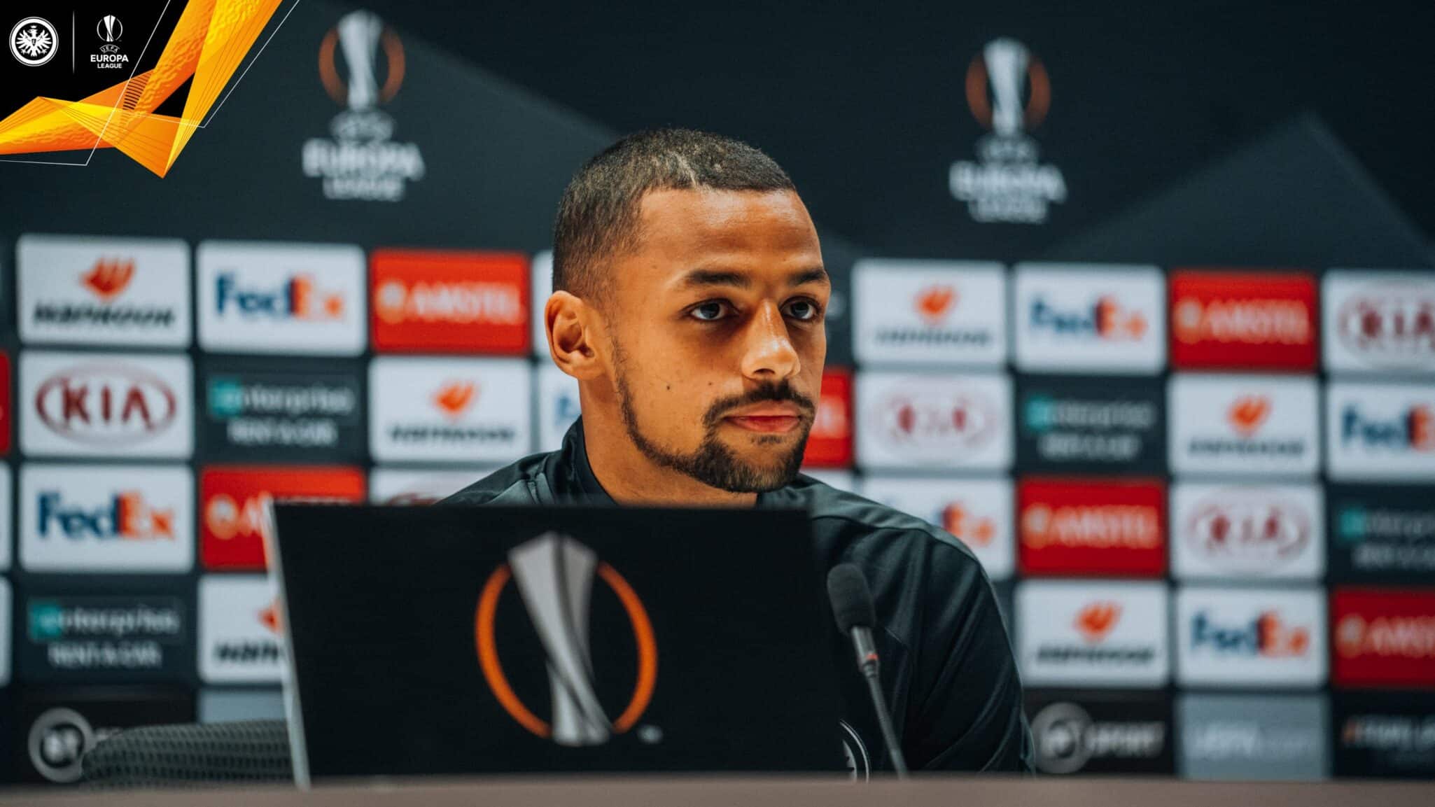 Arsenal-Eintracht Frankfurt. Djibril Sow atiene a los medios en la rueda de prensa previa a su partido en el Emirates. Fuente: (@Eintracht)