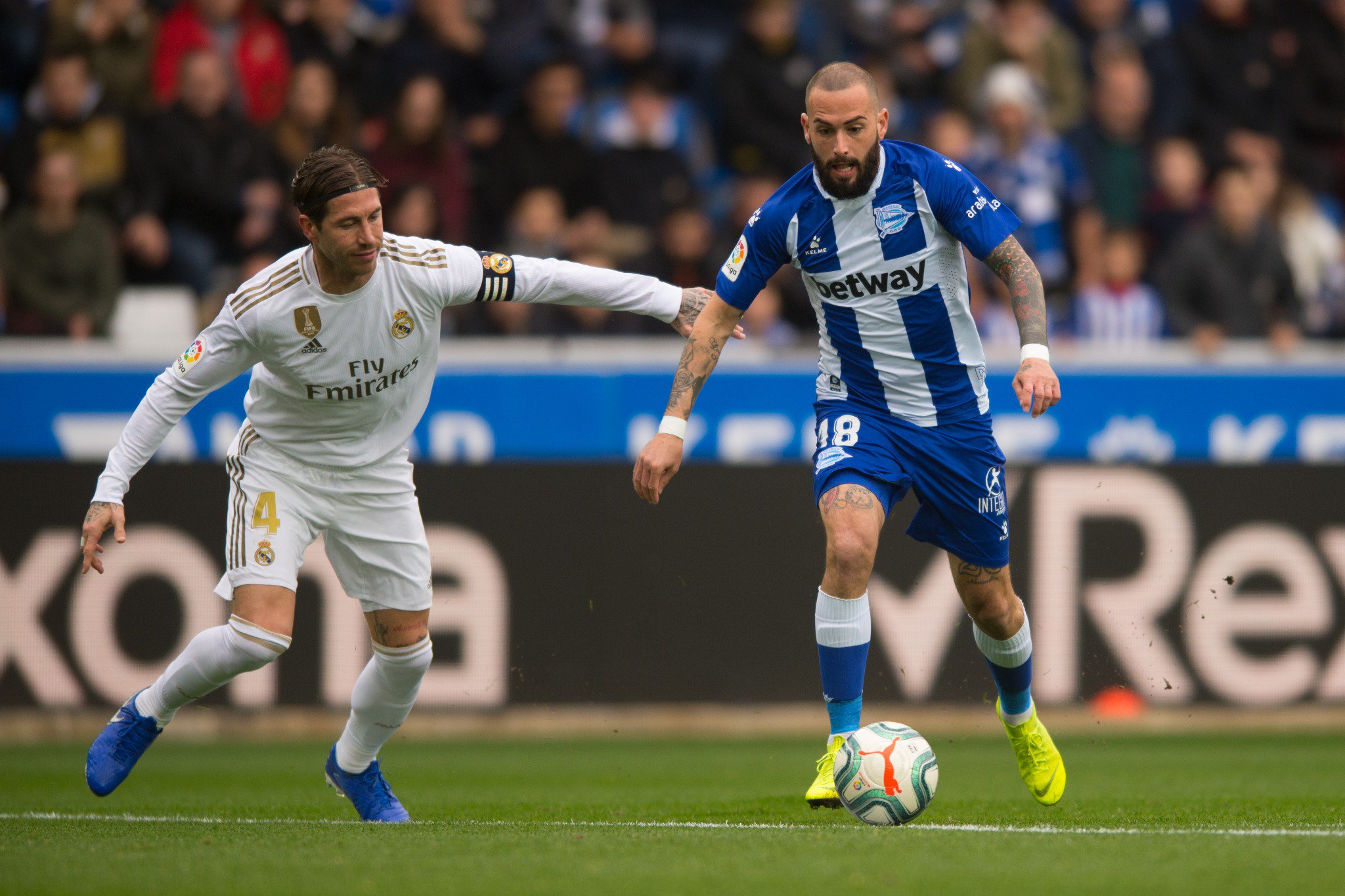 Aleix Vidal frente a Sergio Ramos