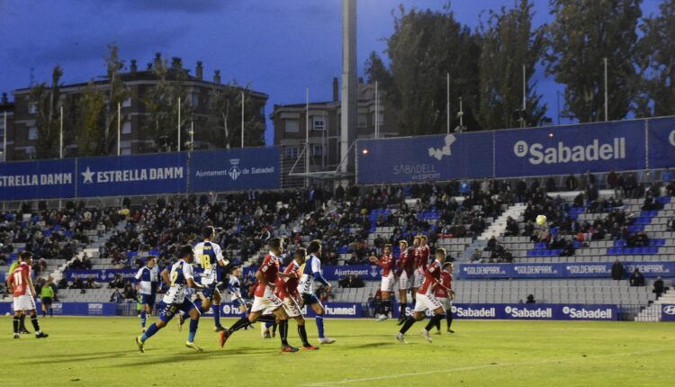 Lance del juego del último partido del Nàstic frente al Sabadell