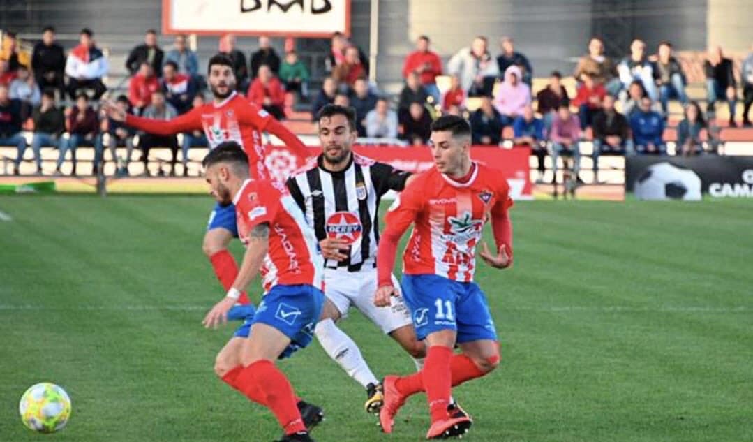 Carlos Portero luchando por un balón con Artiles y Sillero