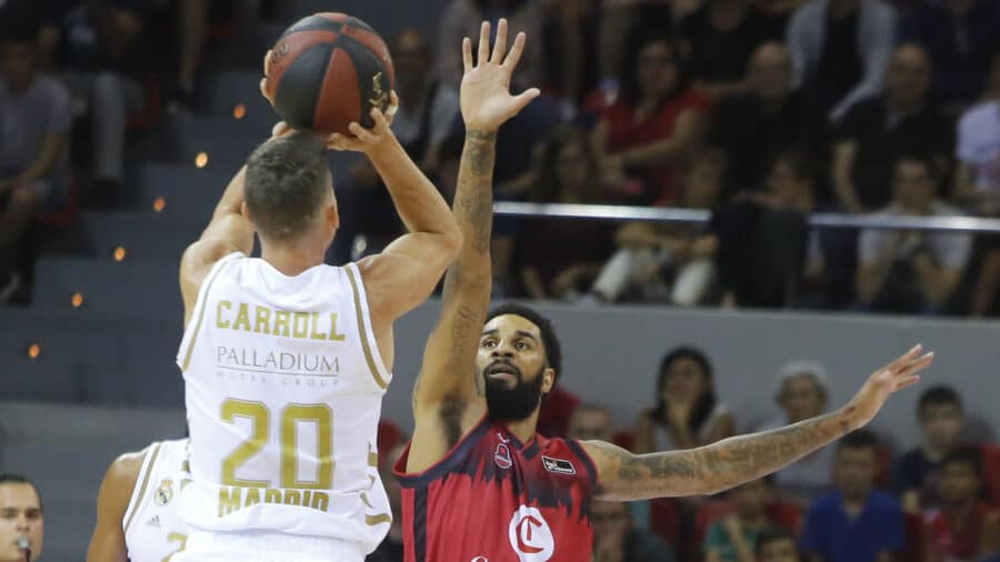Jaycee Carroll lanza a canasta ante Dennis Jerome Seeley en un Casademont Zaragoza - Real Madrid. Foto: Liga Endesa.