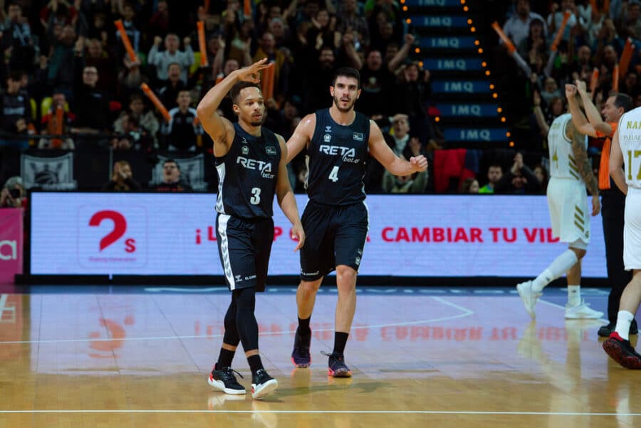 Jaylon Brown celebra un triple en un RETAbet Bilbao Basket - Real Madrid. Foto: Liga Endesa.