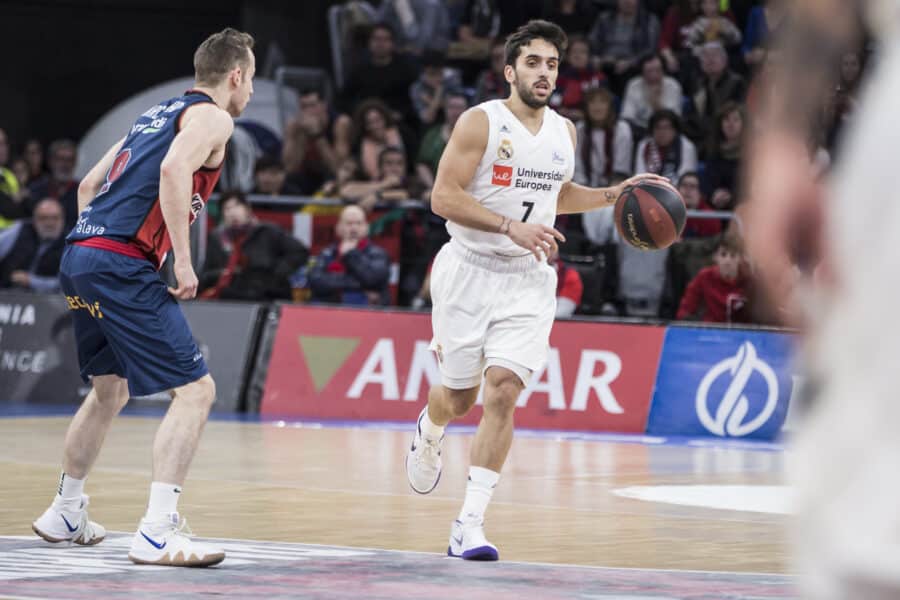 Facundo Campazzo bota el balón ante Marcelinho Huertas en un KIROLBET Baskonia - Real Madrid. Foto: Liga Endesa.