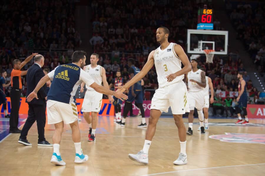 Anthony Randolph choca la mano a Facundo Campazzo en un KIROLBET Baskonia - Real Madrid. Foto: Liga Endesa.