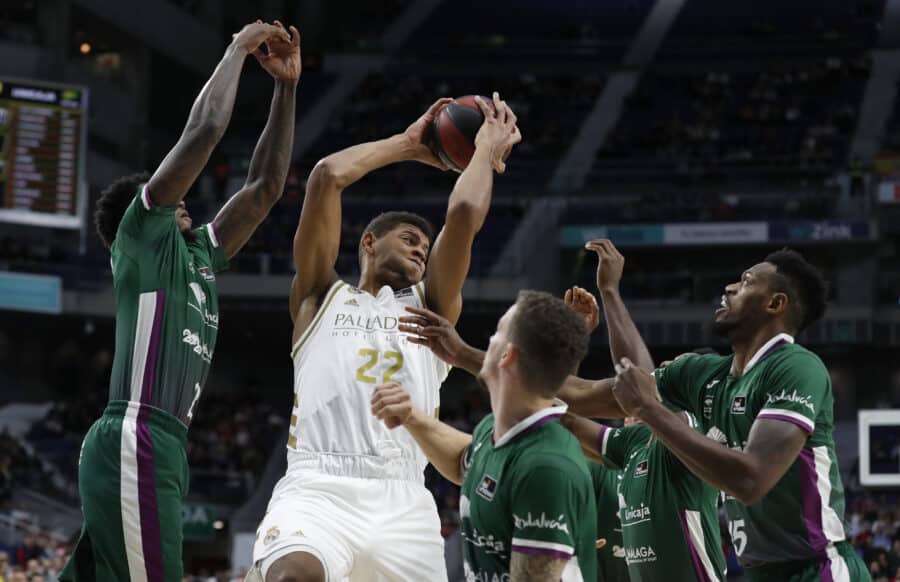 Walter Tavares coge un rebote ante cuatro jugadores del Unicaja. Foto: Liga Endesa.