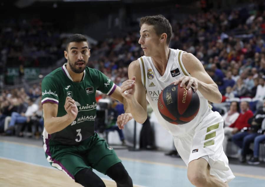 Jaycee Carroll bota el balón ante Jaime Fernández en un Real Madrid - Unicaja. Foto: Liga Endesa.