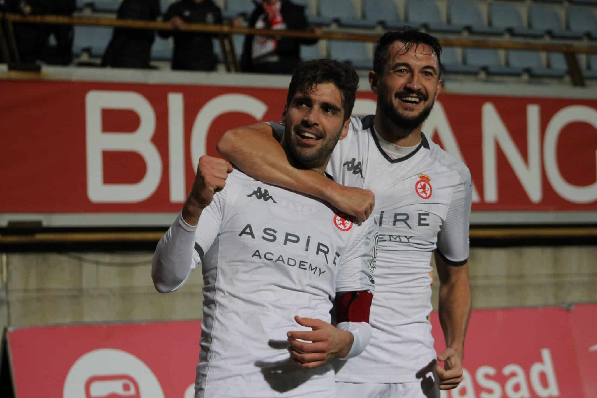 Héctor Rodas abraza a Iván González en un partido en la Cultural (Foto: @CyDLeonesa)