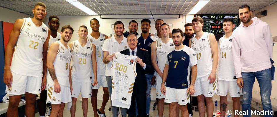 Rudy Fernandez es homenajeado por sus 500 partidos con el Real Madrid con la plantilla y Florentino Pérez, presidente del club blanco. Foto: Real Madrid.