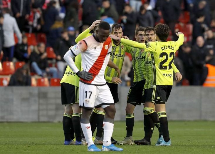 Advíncula se lamenta mientras el Zaragoza celebraba la victoria en Vallecas