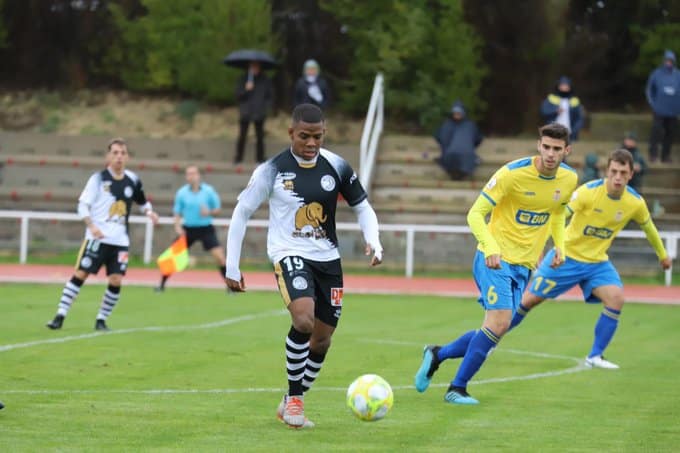 Mathieu Amozou frente al Real Unión