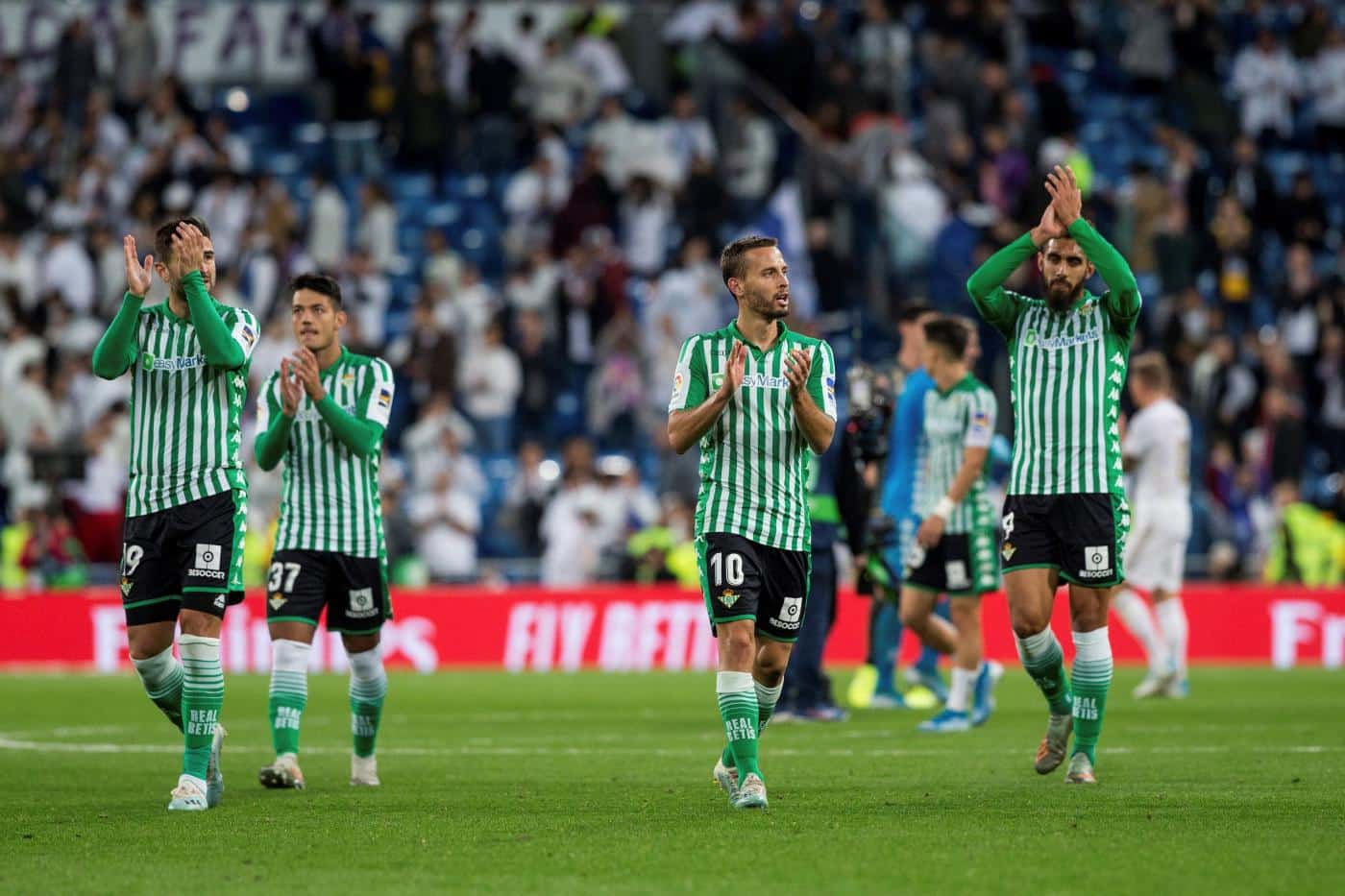 Betis aplaude a su afición en el Bernabéu