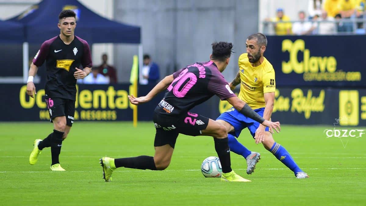 Lance del encuentro entre Cádiz y Sporting en el Ramón de Carranza