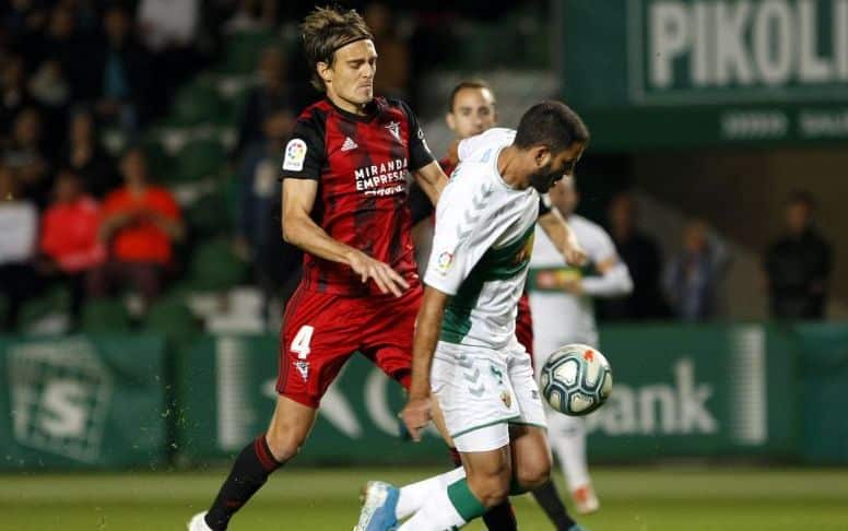 Sergio González comete penalti sobre Yacine en el Elche - Mirandés