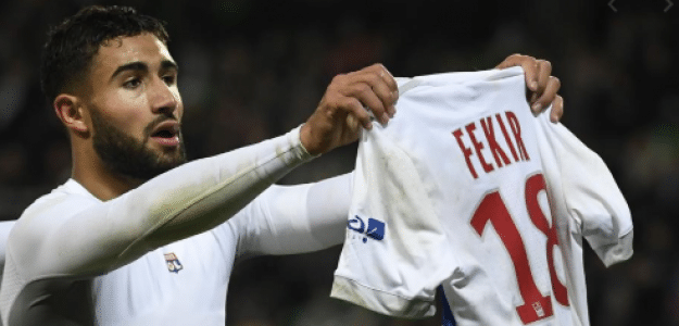 Nabil Fekir muestra su camiseta tras anotar un gol en un derbi del Ródano frente al Saint-Erripene