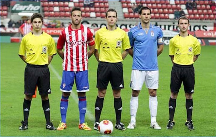 Aitor Gorostegui Fernández en un Sporting 'B' - Real Oviedo