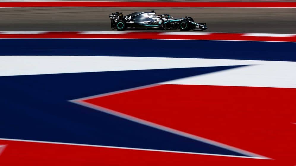Lewis Hamilton pasa una curva del COTA. Cortesía: Formula1.com