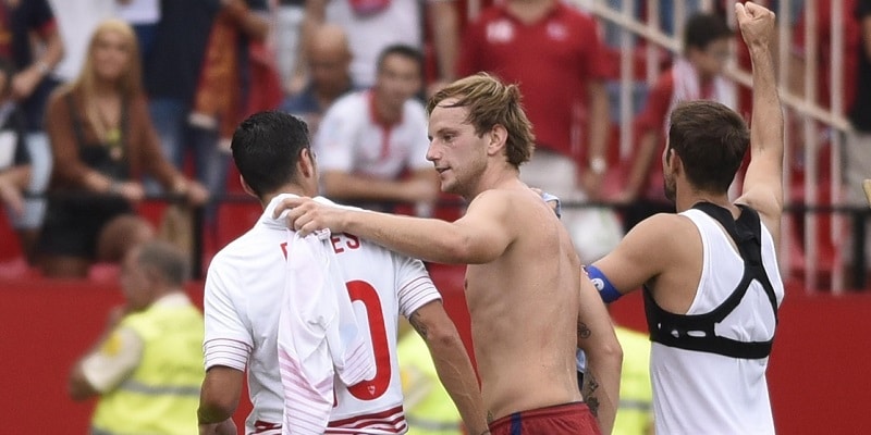 Rakitic habla con Reyes en una de sus visitas como blaugrana | Imagen: Sevilla FC