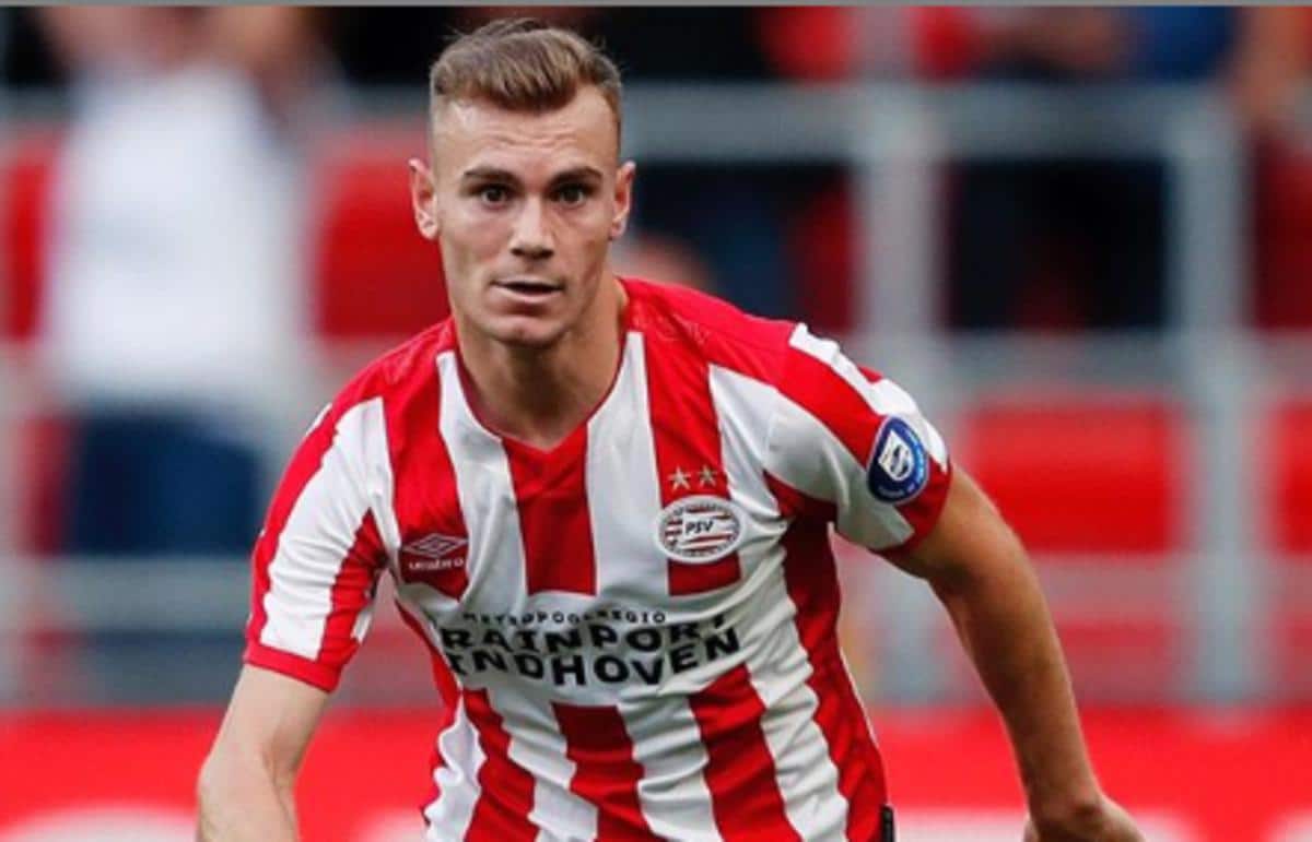 Lato en un partido con el PSV Eindhoven