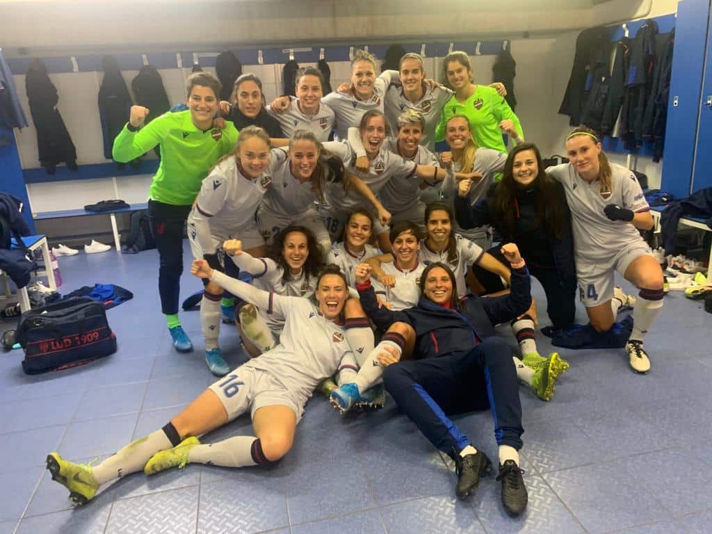 Las jugadoras del Levante celebrando la victoria en vestuarios.
Fuente: www.levanteud.com