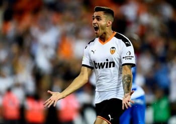 Maxi Gómez celebra un gol con el Valencia