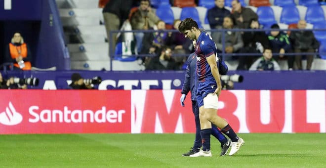 Gonzalo Melero siendo sustituido en el Levante