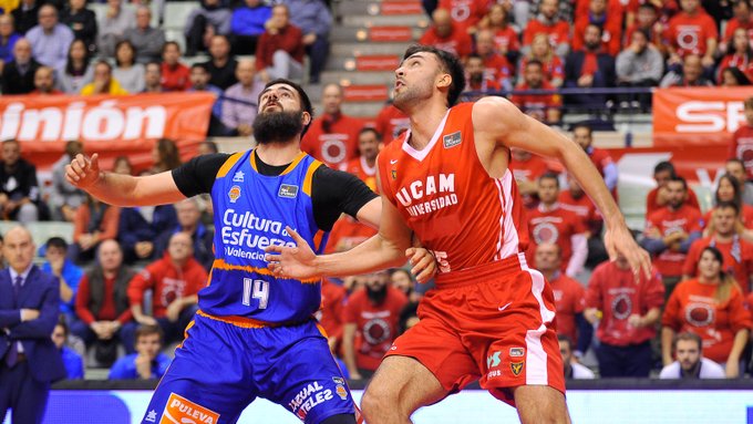 Dubljevic y Cate pelean por un rebote.