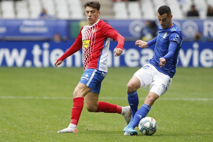 Nacho Méndez en un derbi en el Tartiere