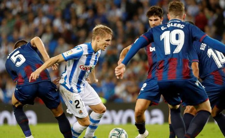 Martin Ødegaard frente al Levante