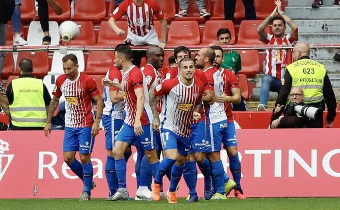 El Sporting celebra uno de los goles en El Molinón en la goleada frente al Real Zaragoza