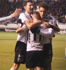 Toché celebra el 1-0 en el partido