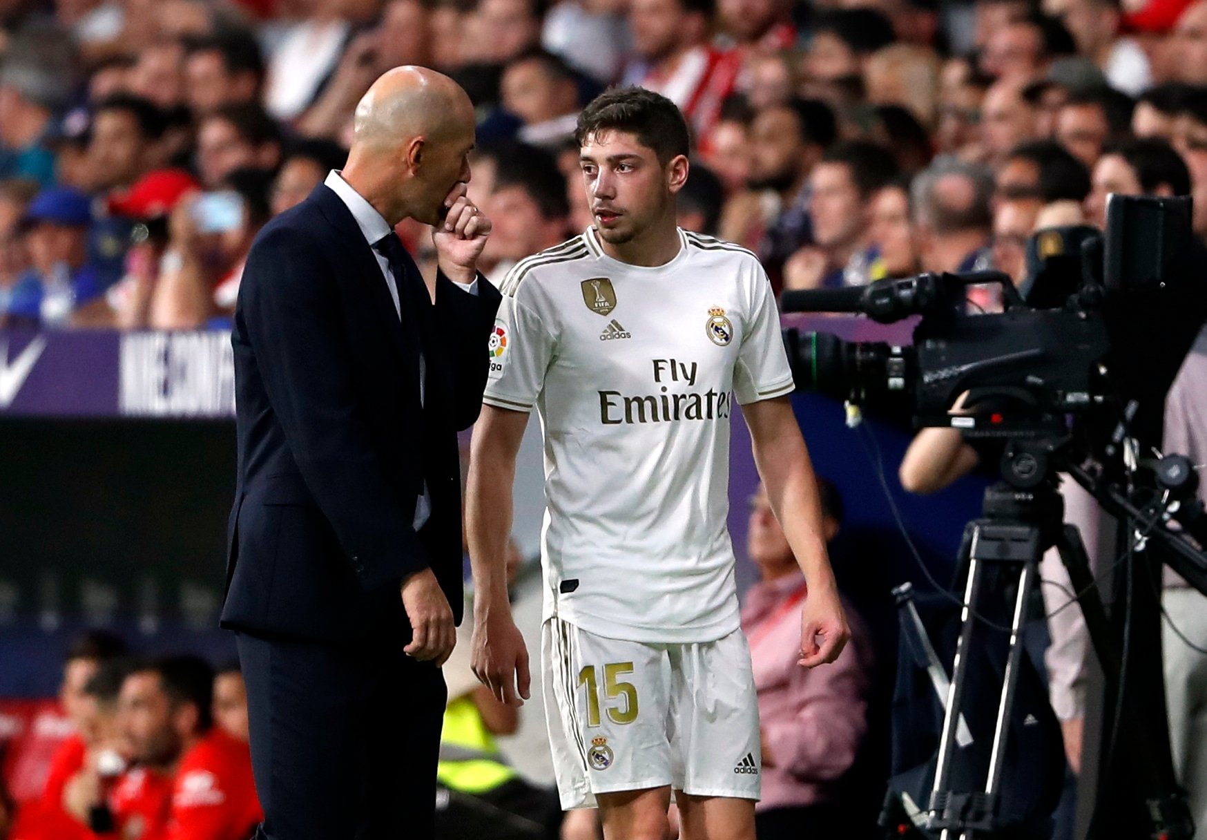 Zidane conversa con Fede Vañverde durante un encuentro en el Bernabéu. (Real Madrid CF).