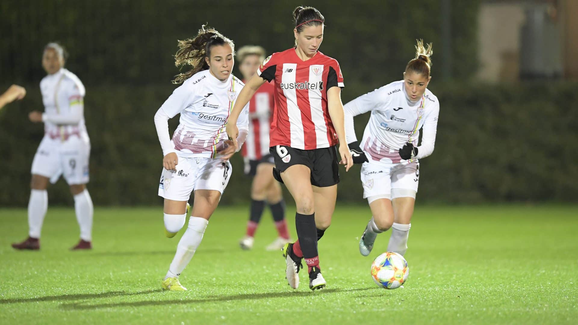 Damaris perseguida por dos futbolistas del Logroño. Fuente: web del Athletic Club.
