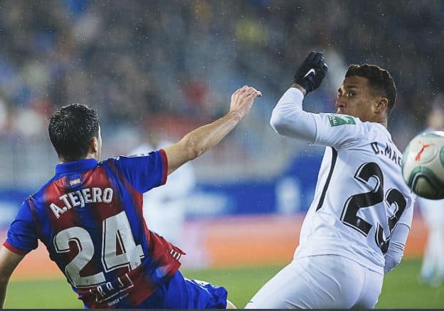 Tejero y Machís en la disputa de un balón.
Fuente: www.sdeibar.com