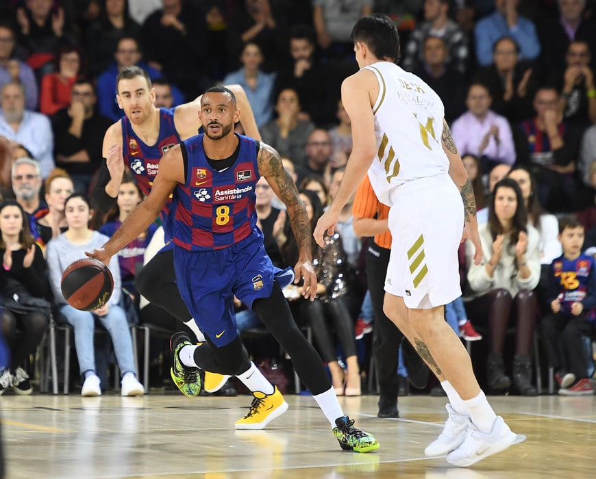 Adam Hanga conduce el balón en un Barça - Real Madrid. Foto: Liga Endesa.