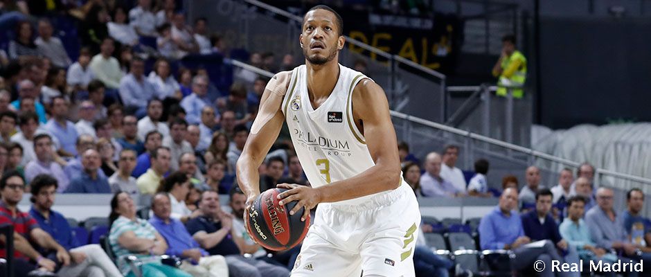 Anthomy Randolph se dispone a lanzar a canasta en un partido como jugador del Real Madrid. Foto: Real Madrid.