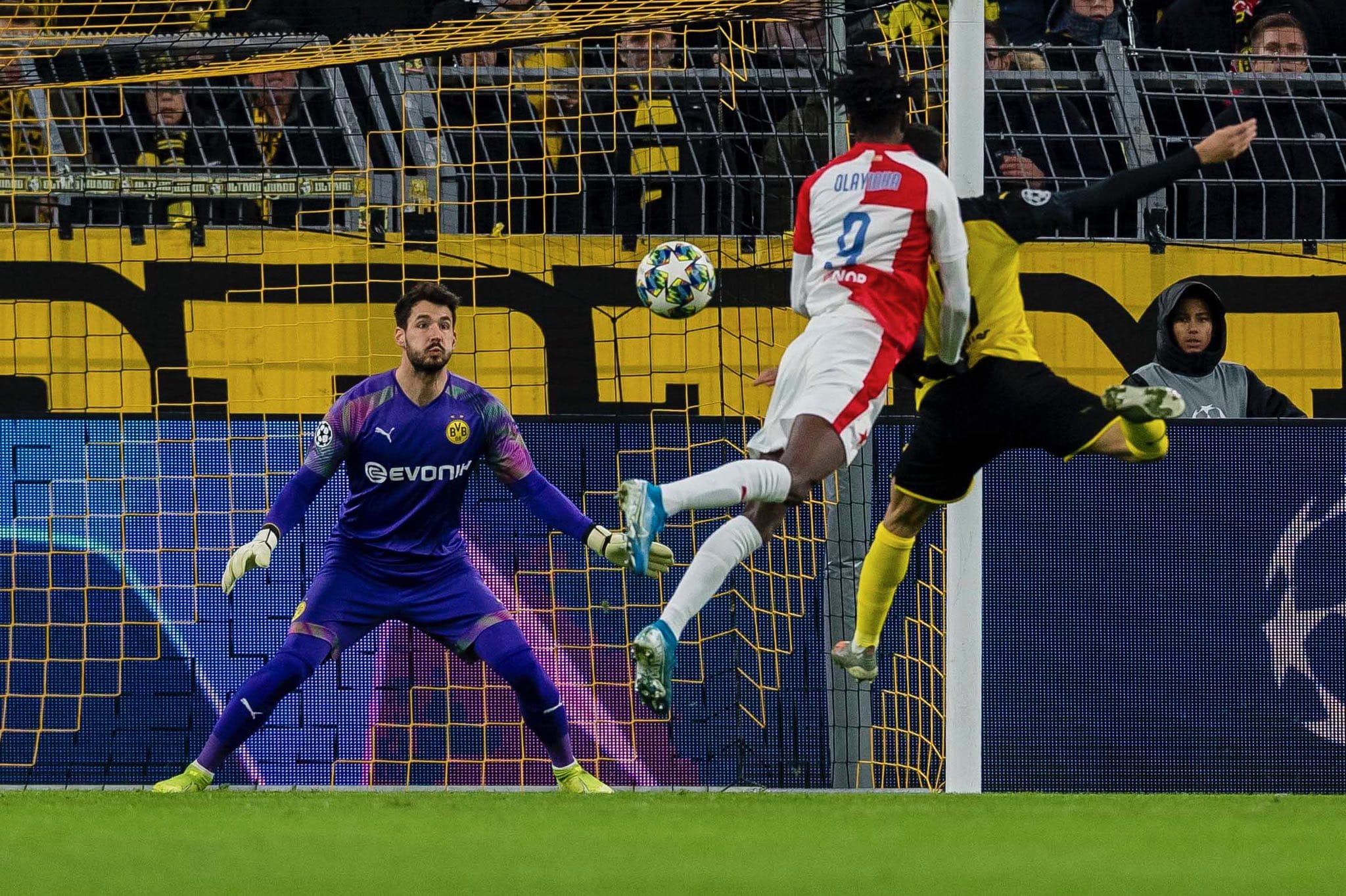 Borussia Dortmund 2-1 Slavia Praga: Bürki tuvo una noche estelar para dar la clasificación al su equipo. Fuente: (@BVB)