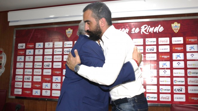 Alfonso García y El Assy se abrazan en la despedida del empresario murciano, vislumbrándose el cambio de era. Fuente: www.udalmeriasad.com