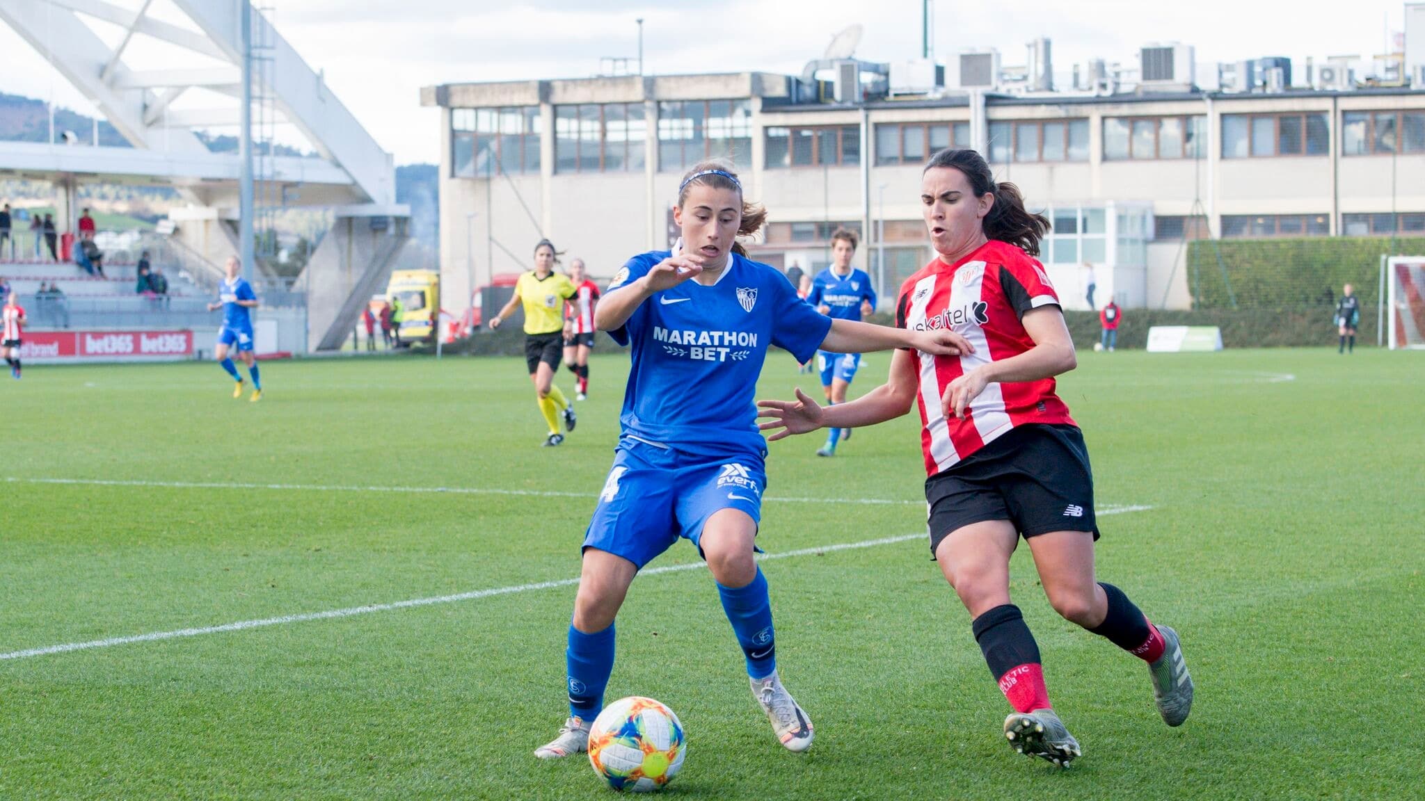 Intenso partido entre Athletic y Sevilla, que hoy jugaba de azul.
Fuente: www.athletic-club.eus