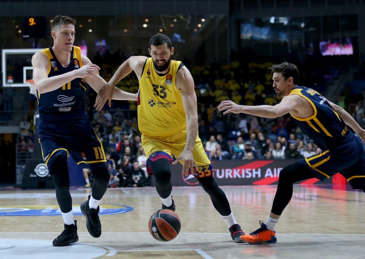 Nikola Mirotic delante de dos defensores del Khimki (Fuente: www.Eurolegue.net)