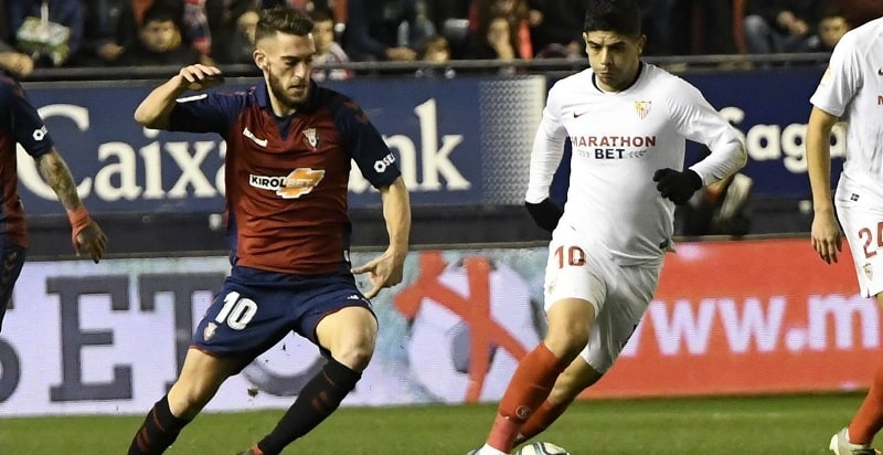 Lance del Osasuna Sevilla con Roberto Torres y Banega