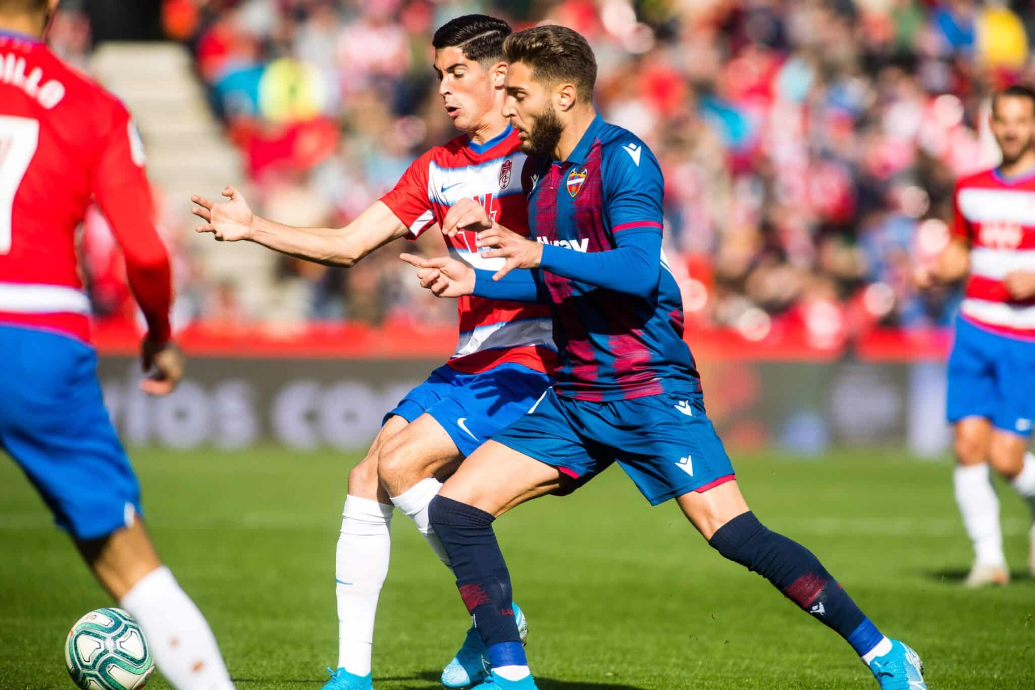 Rochina y Carlos Fernández disputando un balón