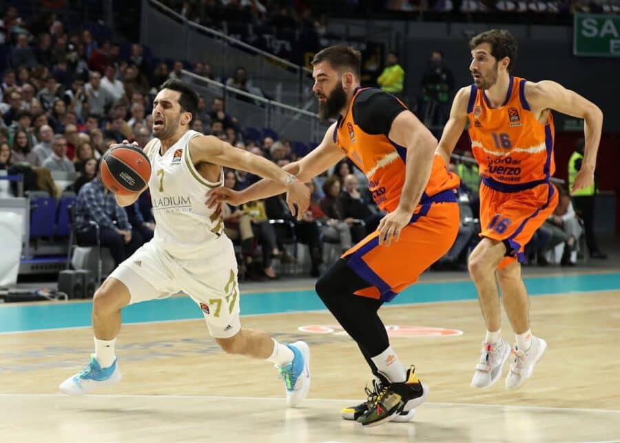 Facundo Campazzo bota el balón ante Bojan Dubljevic y Guillem Vives en un Real Madrid - Valencia Basket. Foto: Real Madrid.