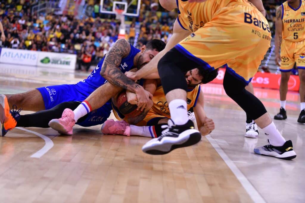 Un gran último cuarto de Bourousis mantiene vivo el sueño copero de Gran Canaria
