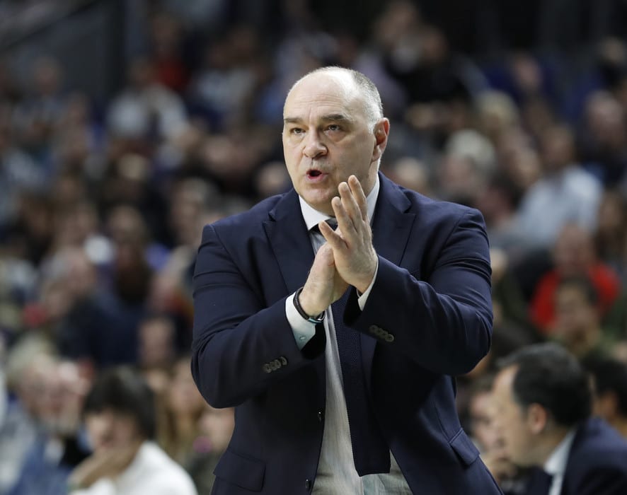Pablo Laso aplaude a sus jugadores en un partido como entrenador del Real Madrid. Foto: Liga Endesa.