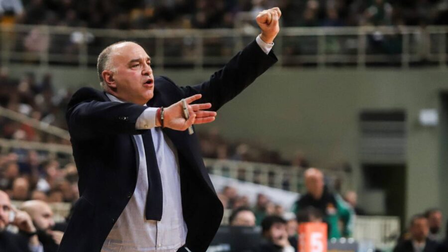 Pablo Laso da instrucciones a su equipo en un Panathinaikos OPAP Athens - Real Madrid. Foto: Agencia EFE.