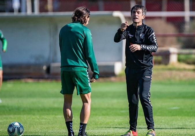 Pacheta dando instrucciones en un entrenamiento