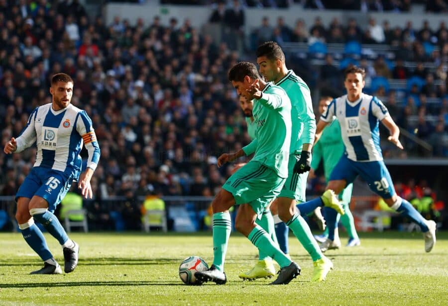 Raphaël Varane chuta a puerta en un Real Madrid Club de Fútbol - Real Club Deportivo Espanyol. Foto: Real Madrid Club de Fútbol.