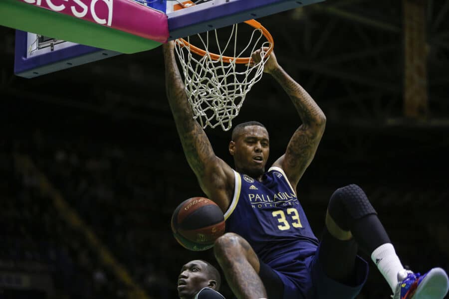 Trey Thompkins hace un mate ante Mamadou Niang en un Coosur Real Betis - Real Madrid. Foto: Liga Endesa.